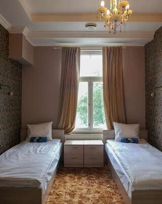 Хостелы Villa Kadriorg Hostel Таллин Односпальная кровать в общем мужском номере-2