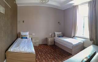 Хостелы Villa Kadriorg Hostel Таллин Двухместный номер с 2 отдельными кроватями и общей ванной комнатой-3