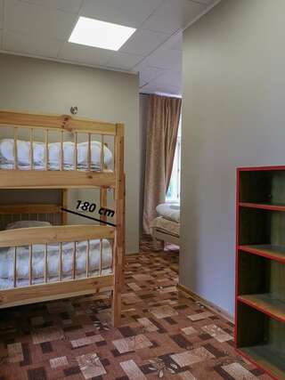 Хостелы Villa Kadriorg Hostel Таллин Семейный номер с общей ванной комнатой-4