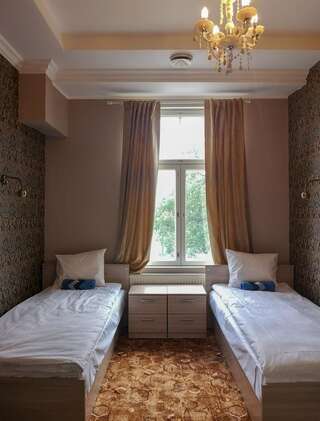 Хостелы Villa Kadriorg Hostel Таллин Двухместный номер с 2 отдельными кроватями и общей ванной комнатой-5