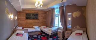Хостелы Villa Kadriorg Hostel Таллин Семейный номер с общей ванной комнатой-1